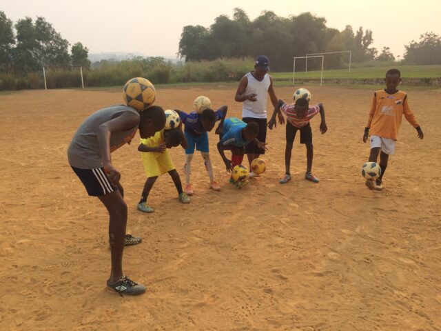 Barn i Kimpese testar futsal och freestyle