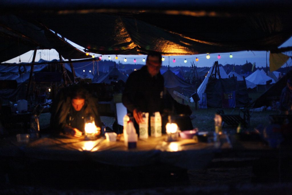 Scoutkök i skymning