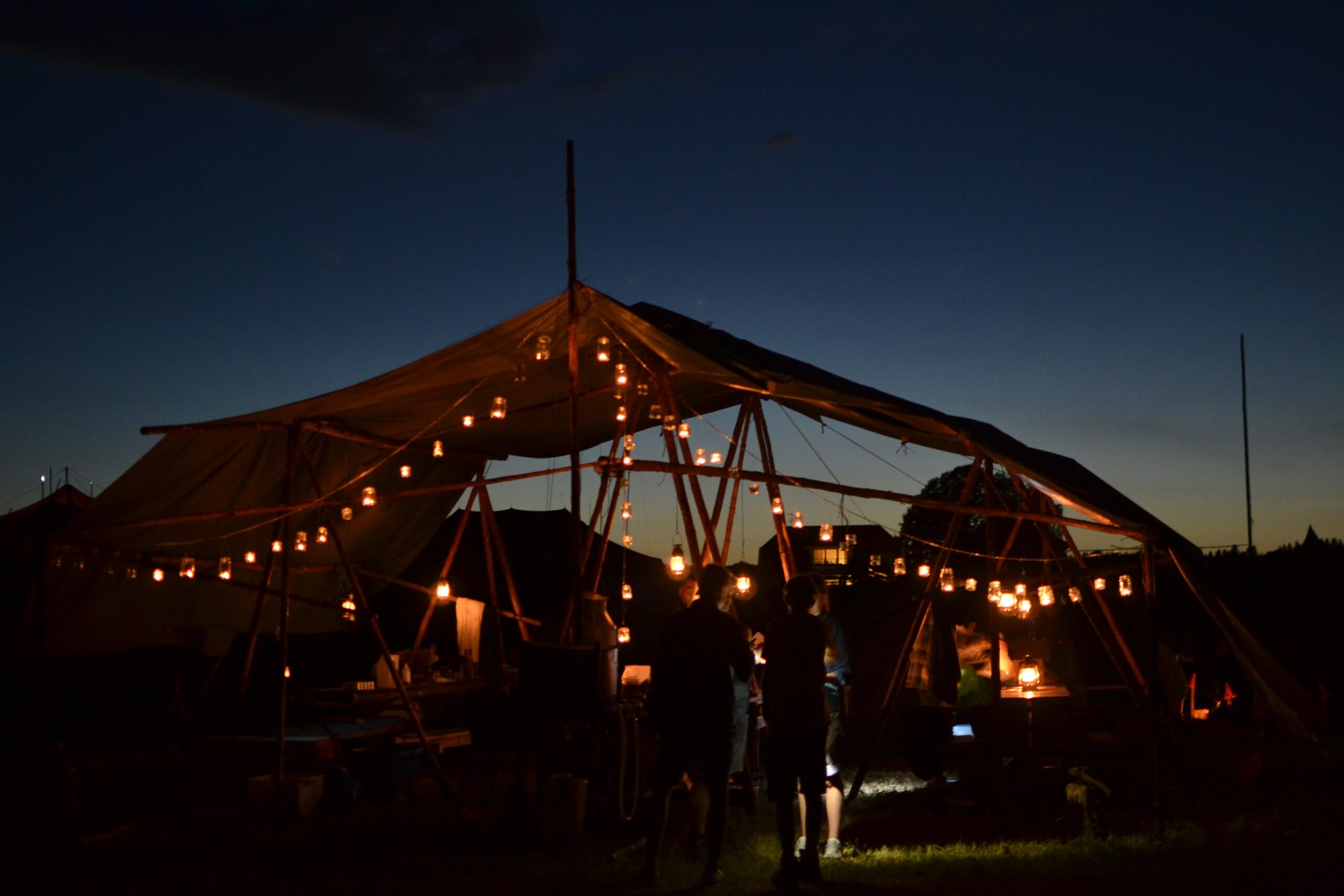 Scoutkök med många ljuslyktor i mörker.