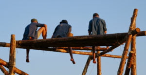 scouter på torn av slanor