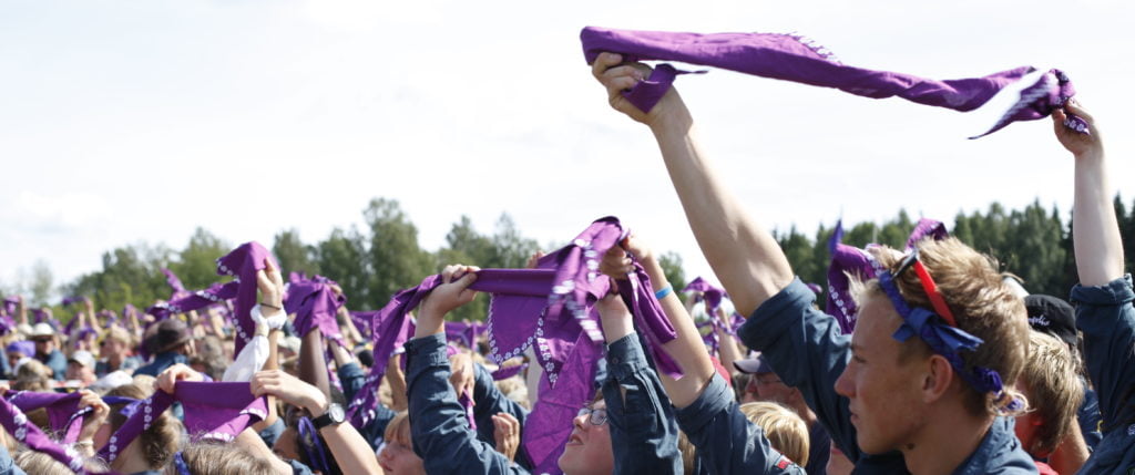 Scouter viftar med halsdukar