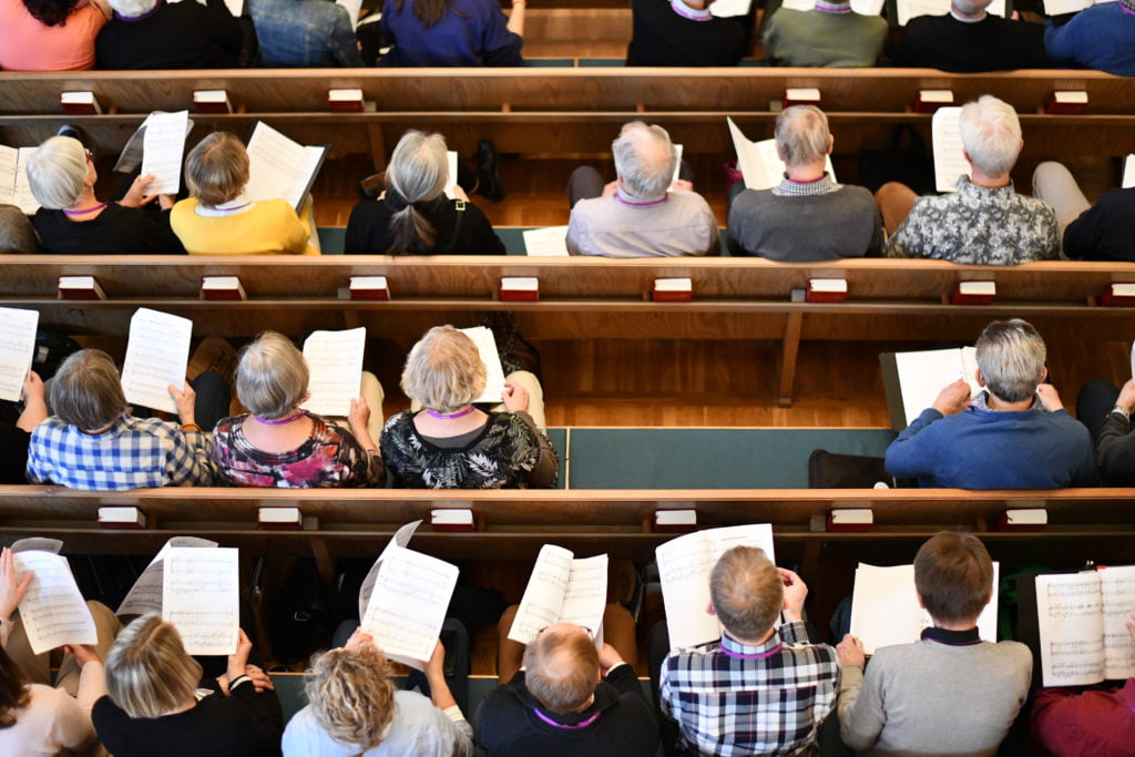 personer i bänkraden uppifrån