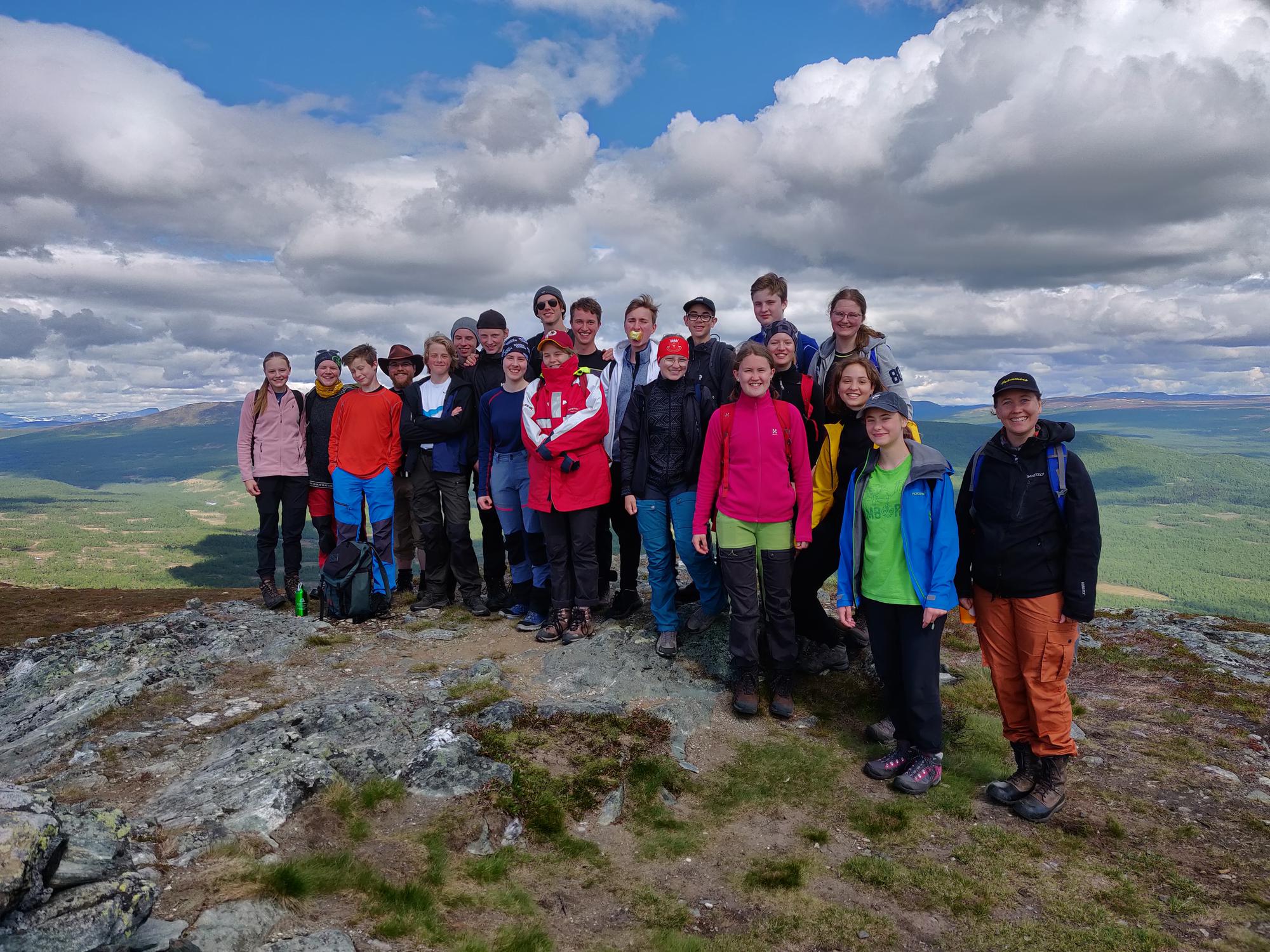 Gruppbild på ungdomar på en fjälltopp