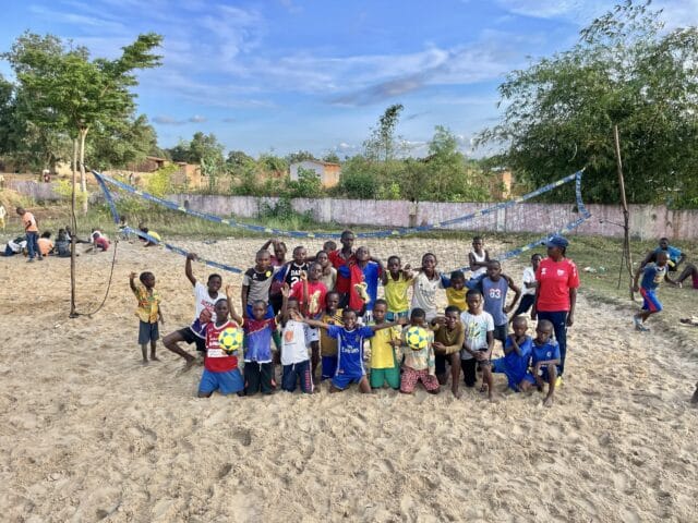 Tre hälsningar från idrottsskolan i Kimpese!