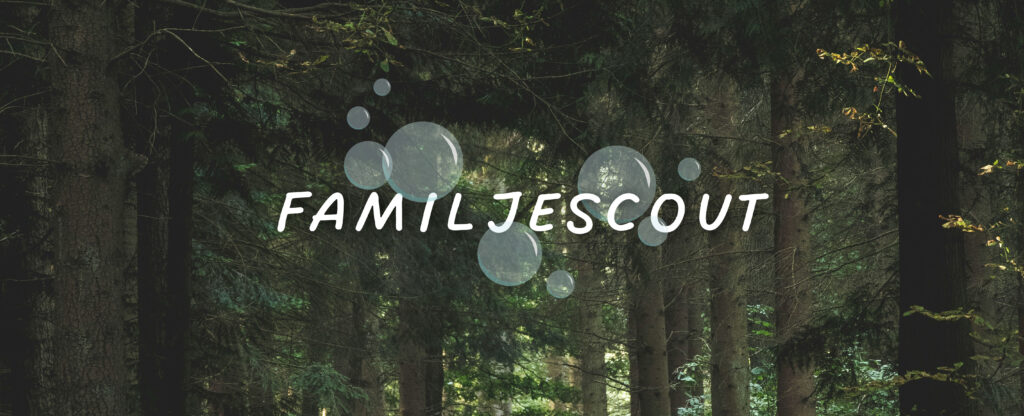 En bild med gröna träd i bakgrunden, såpbubblor och en text där det står Familjescout.