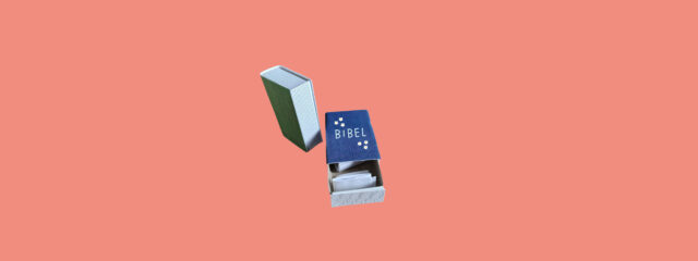 Miniatyrbibel av tändsticksask